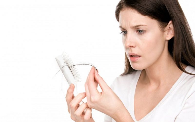 علاج تساقط الشعر للسيدات من خلال المنزل والخلطات الطبيعية والليزر