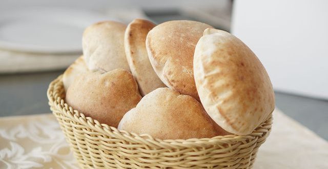 طريقة عمل الخبز البلدي بالخطوات وسر نجاح العجينة في المنزل
